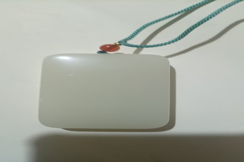 一位来自浙江省金华市的楼老师，有一些藏品和老物件，急需出手，有意者联系，价格好商量。