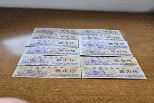 一位来自山东青岛市的郑老师，有一些藏品和老物件，急需出手，有意者联系，价格好商量。