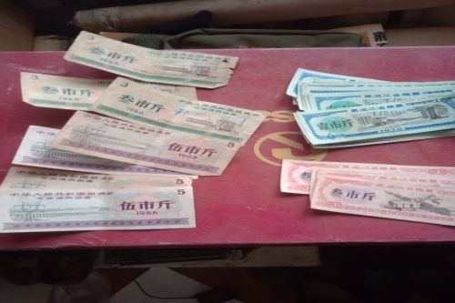 一位来自黑龙江省牡丹江市的姜老师，有一些藏品和老物件，急需出手，有意者联系，价格好商量。