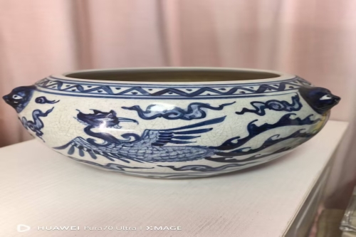 一位来自江苏省盐城市的李老师，有一些藏品和老物件，急需出手，有意者联系，价格好商量。