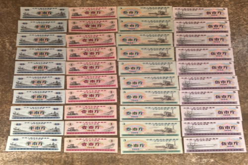 一位来自内蒙古的马老师，有一些藏品和老物件，急需出手，有意者联系，价格好商量。 