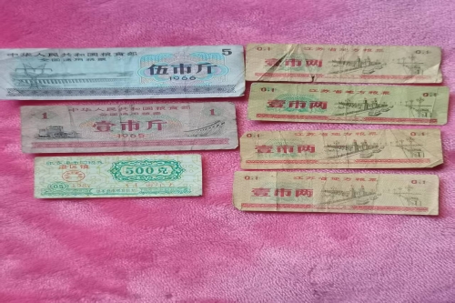 一位来自江苏省苏州市的何老师，有一些藏品和老物件，急需出手，有意者联系，价格好商量。