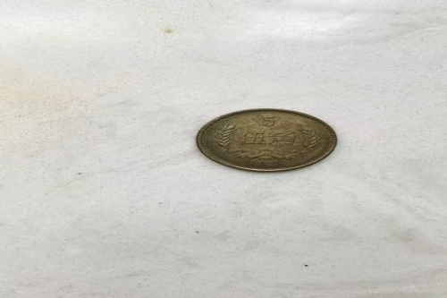  一位来自重庆市的彭老师，有一些藏品和老物件，急需出手，有意者联系，价格好商量。